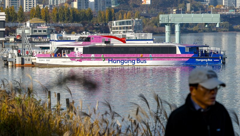 [서울=뉴시스] 정병혁 기자 = 서울 송파구 잠실도선장에 한강버스 102호가 정박되어 있다. 2025.11.19. jhope@newsis.com