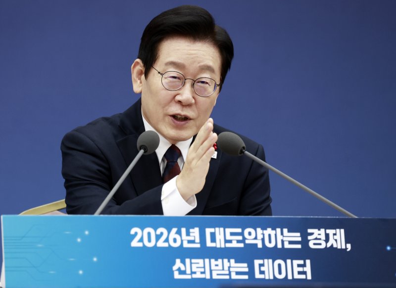 이재명 대통령이 11일 세종시 정부세종컨벤션센터에서 열린 '2026년 대도약하는 경제, 신뢰받는 데이터' 기획재정부(국세청·관세청·조달청)-국가데이터처 업무보고에서 발언하고 있다. 대통령실통신사진기자단