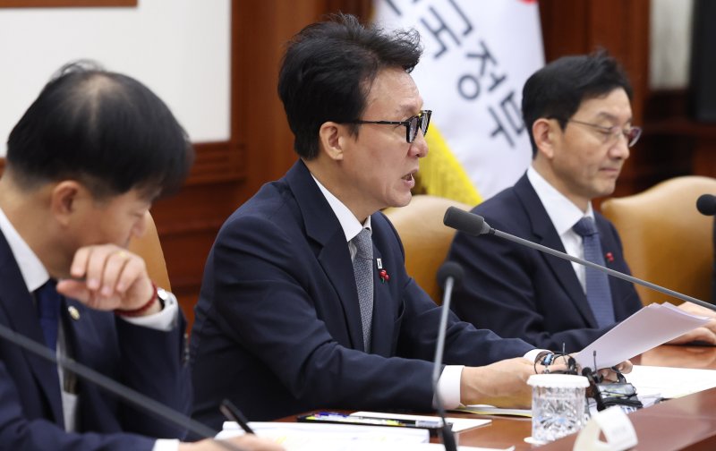 [서울=뉴시스] 추상철 기자 = 김민석 국무총리가 10일 오전 서울 종로구 정부서울청사에서 열린 국가정책조정회의에서 발언하고 있다. 2025.12.10. scchoo@newsis.com