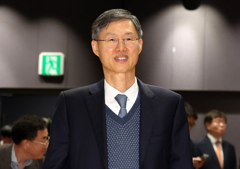 [서울=뉴시스] 이영환 기자 = 윤석열 전 대통령 탄핵심판 당시 헌법재판소장 권한대행을 맡은 문형배 전 헌법재판관이 11일 오전 서울 서초구 서울법원종합청사 청심홀에서 열린 국민을 위한 사법제도 개편 공청회 : 방향과 과제 3일차 종합토론 '대한민국 사법부가 나아갈 길에 참석하고 있다. 2025.12.11. 20hwan@newsis.com