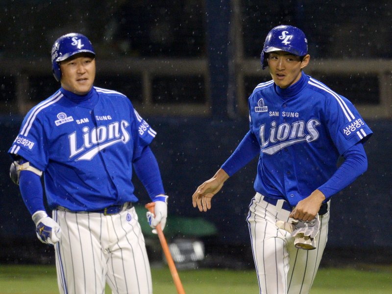 구자욱(오른쪽)과 최형우가 2026시즌 삼성 라이온즈 유니폼을 입고 뛴다. 뉴스1 DB ⓒ News1 이동원 기자
