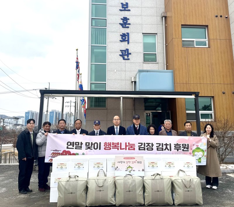 [원주=뉴시스] 8년째 겨울 온정 이어가 윤종진 이사장(왼쪽에서 여섯번째)과 직원 및 원주 보훈단체 관계자들 단체촬영하고 있다. (사진=한국보훈복지의료공단 제공)2025.12.11.photo@newsis.com *재판매 및 DB 금지