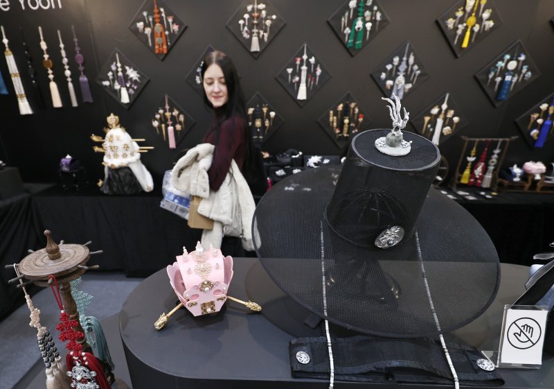 11일 서울 강남구 코엑스에서 열린 '2025 공예트렌드페어'에서 외국인 참관객이 갓과 노리개 등 수공예품을 살펴보고 있다. 2025.12.11/뉴스1 ⓒ News1 구윤성 기자