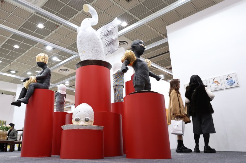 11일 서울 강남구 코엑스에서 열린 '2025 공예트렌드페어'에서 참관객들이 작품을 살펴보고 있다. 2025.12.11/뉴스1 ⓒ News1 구윤성 기자