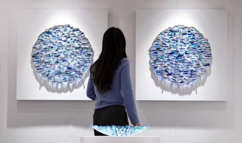 11일 서울 강남구 코엑스에서 열린 '2025 공예트렌드페어'에서 참관객이 수공예 작품을 살펴보고 있다. 2025.12.11/뉴스1 ⓒ News1 구윤성 기자