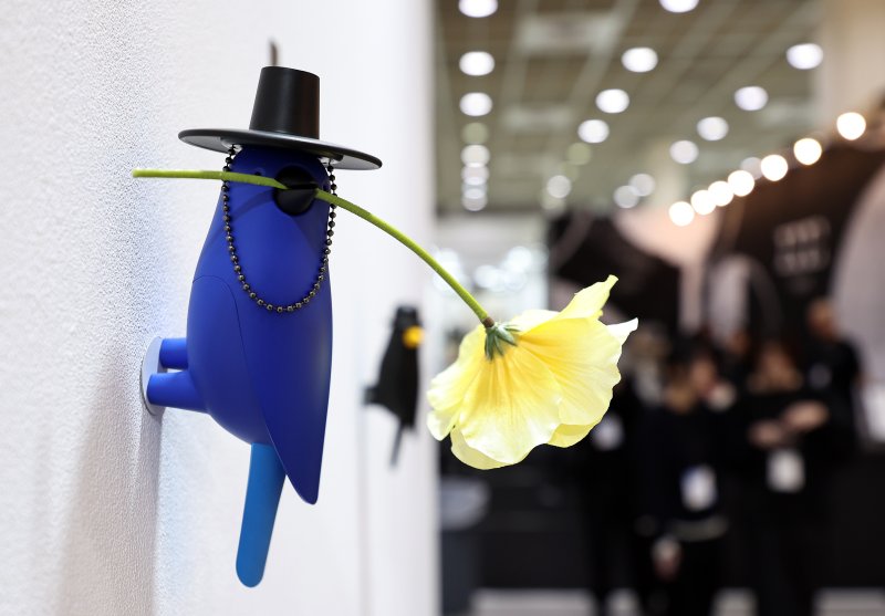 11일 서울 강남구 코엑스에서 열린 '2025 공예트렌드페어'에서 갓을 쓴 파랑새 오브제가 전시돼 있다. 2025.12.11/뉴스1 ⓒ News1 구윤성 기자