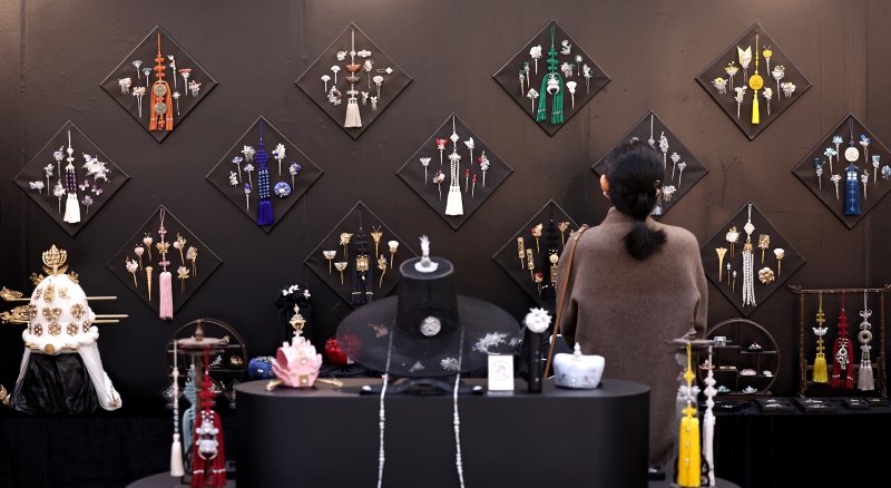 11일 서울 강남구 코엑스에서 열린 '2025 공예트렌드페어'에서 참관객이 노리개 등 수공예 제품을 살펴보고 있다. 2025.12.11/뉴스1 ⓒ News1 구윤성 기자