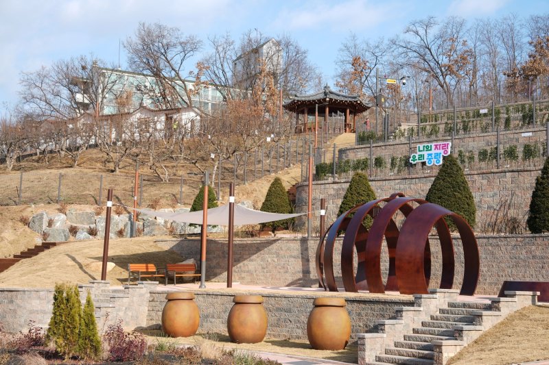 [서울=뉴시스] 중랑구, 서울 유일·전국 최초 도심 속 전통가마 품은 ‘봉화산 옹기문화마당’ 준공 . 2025.12.11. (사진=중랑구 제공) *재판매 및 DB 금지