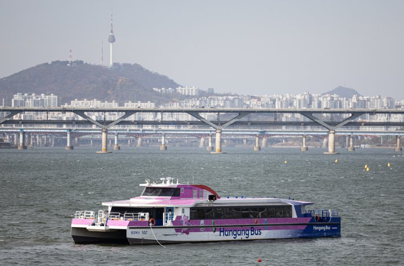 서울 송파구 잠실선착장 인근에 한강버스가 멈춰 서 있다. 2025.11.17/뉴스1 ⓒ News1 이재명 기자