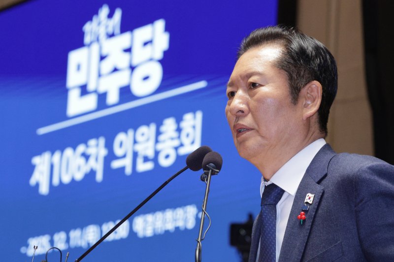 정청래 더불어민주당 대표가 11일 서울 여의도 국회에서 열린 의원총회에서 발언하고 있다. 2025.12.11/뉴스1 ⓒ News1 신웅수 기자