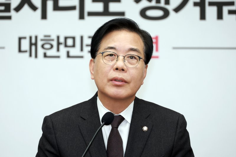 [서울=뉴시스] 고승민 기자 = 송언석 국민의힘 원내대표가 11일 서울 여의도 국회에서 열린 의원총회에서 발언하고 있다. 2025.12.11. kkssmm99@newsis.com