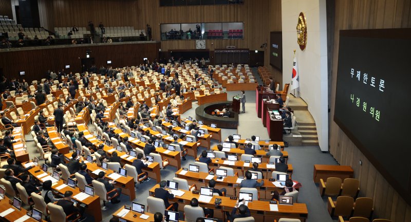 지난 9일 서울 여의도 국회에서 열린 제429회국회(정기회) 제16차 본회의에서 나경원 국민의힘 의원이 가맹사업법 개정안에 대한 무제한토론(필리버스터)에 돌입한 가운데 더불어민주당 의원들이 본회의장을 떠나고 있다. 2025.12.9/뉴스1 ⓒ News1 이승배 기자
