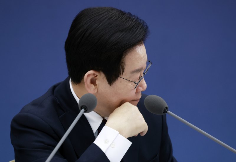 이재명 대통령이 11일 세종시 정부세종컨벤션센터에서 열린 '2026년 대도약하는 경제, 신뢰받는 데이터' 기획재정부(국세청·관세청·조달청)-국가데이터처 업무보고에서 자료를 살펴보고 있다. 사진=뉴시스