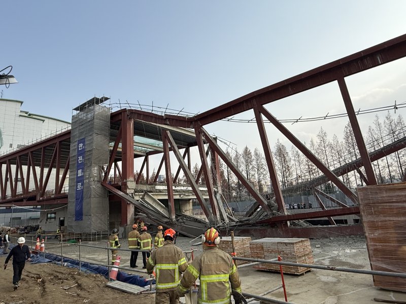 11일 오후 1시 58분께 광주광역시 서구 치평동(상무지구) 광주대표도서관 건립 공사 현장에서 붕괴 사고가 발생해 작업자 4명이 매물돼 당국에 구조에 나섰다. 사진은 사고 현장 모습. 뉴스1 제공