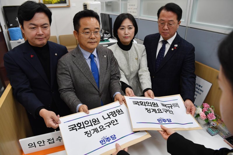 [서울=뉴시스] 김금보 기자 = 더불어민주당 김현정(왼쪽부터), 민병덕, 백승아, 문금주 의원이 11일 서울 여의도 국회에서 법제사법위원회 국민의힘 나경원, 곽규택 의원에 대한 징계 요구안을 제출하고 있다. (공동취재) 2025.12.11. photo@newsis.com