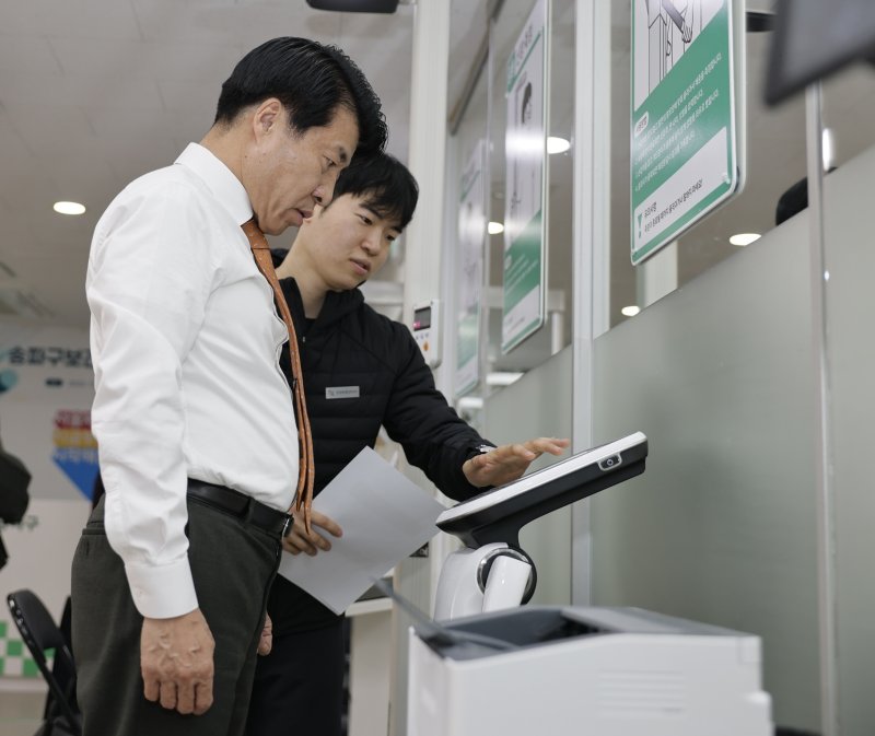 [서울=뉴시스] 체성분 측정. 2025.12.11. (사진=송파구 제공) *재판매 및 DB 금지