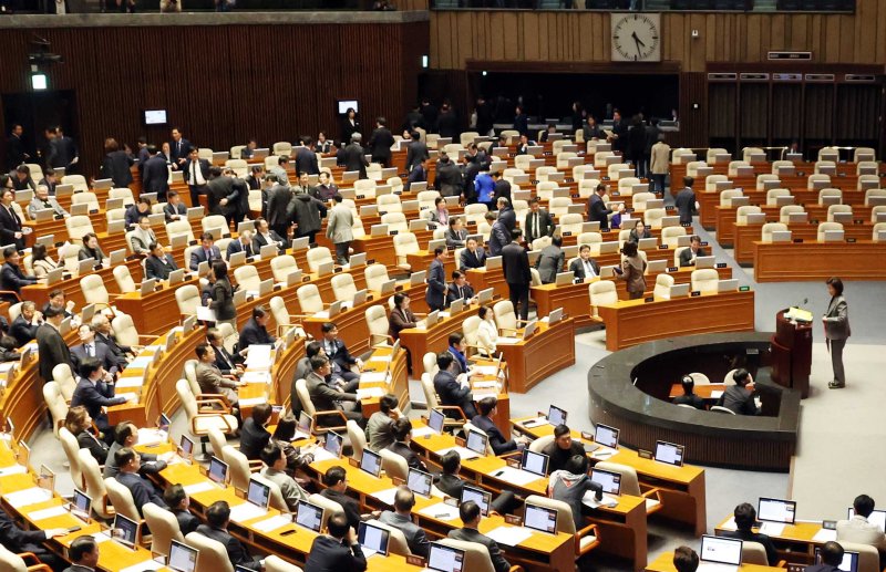 [서울=뉴시스] 조성봉 기자 = 나경원 국민의힘 의원이 지난 9일 서울 여의도 국회에서 열린 제429회국회(정기회) 제16차 본회의에서 나경원 국민의힘 의원이 가맹사업거래의 공정화에 관한 법률 일부개정법률안에 대한 필리버스터를 시작하자 더불어민주당 의원들이 회의장을 나가고 있다. 2025.12.09. suncho21@newsis.com