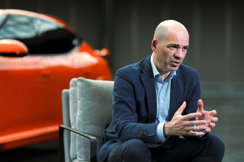 [서울=뉴시스] 만프레드 하러 현대차그룹 차량개발담당 부사장이 제네시스 뉴스룸과 인터뷰를 하고 있다. 하러 부사장은 제네시스 하이브리드 모델 개발을 위하 속도를 높이고 있다고 밝혔다. (사진=제네시스 뉴스룸) 2025.06.10 photo@newsis.com *재판매 및 DB 금지