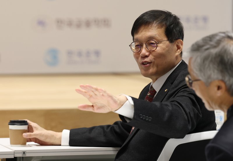 이창용 한국은행 총재가 9일 오후 서울 중구 한국은행 별관 컨퍼런스홀에서 '잠재성장률 제고를 위한 금융의 역할'을 주제로 열린 한국금융학회-한국은행 공동 정책 심포지엄에서 참석자들과 대화하고 있다. 2025.12.9/뉴스1 ⓒ News1 오대일 기자