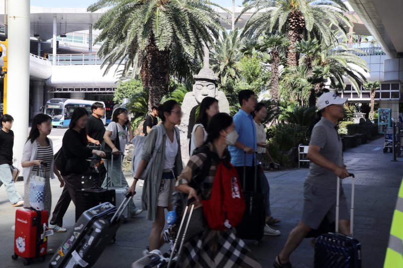 제주공항에 도착한 관광객(자료사진)/뉴스1