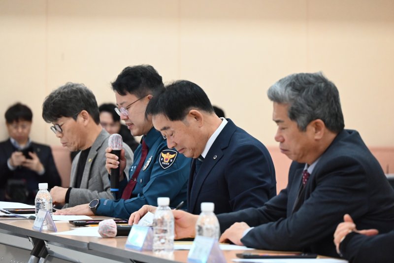 충북 진천군과 진천경찰서는 11일 진천경찰서에서 지역사회 안전망 강화를 위한 지역치안협의회를 열었다.(진천경찰서 제공, 재판매 및 DB금지)/뉴스1