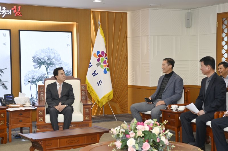 김태흠 지사(왼쪽)가 도청 접견실에서 한국공인중개사협회 충남지회 관계자들과 간담회를 하고 있다.(충남도 제공. 재판매 및 DB금지)/뉴스1