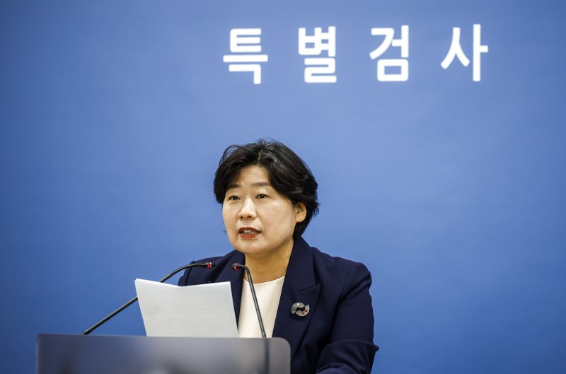 [서울=뉴시스] 정병혁 기자 = 박지영 내란특검 특검보가 7일 서울 서초구 서울고등검찰청에 마련된 내란특검에서 추경호 국민의힘 의원에 대한 내란중요임무종사혐의 기소 브리핑을 하고 있다. 2025.12.07. jhope@newsis.com