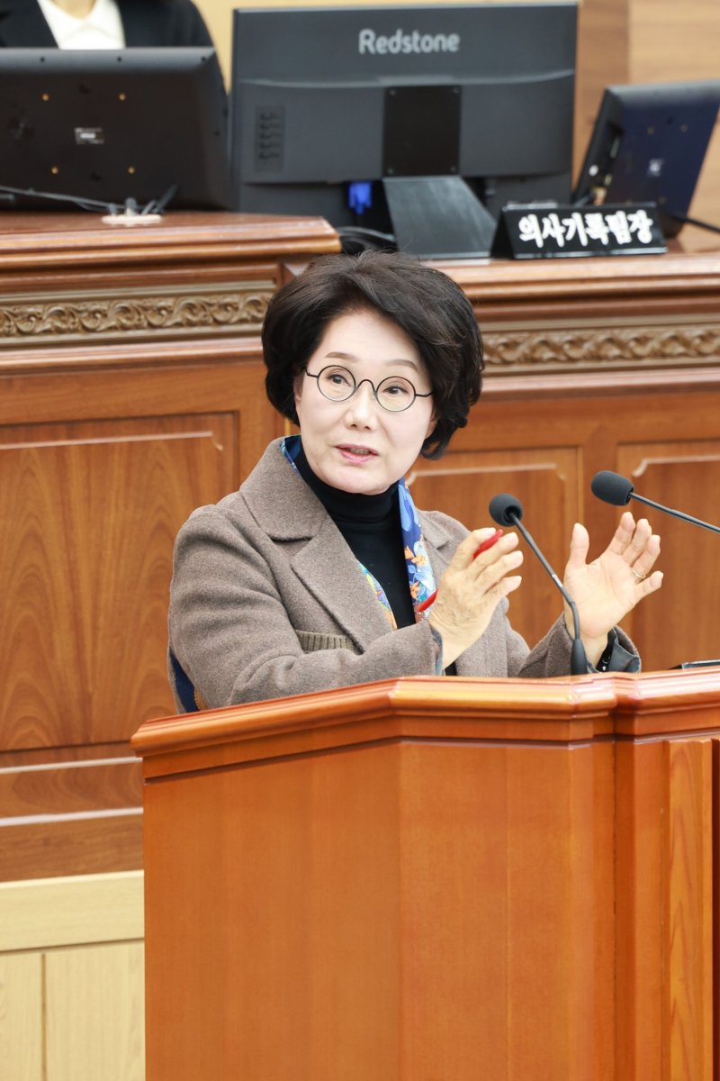 [창원=뉴시스] 강경국 기자 = 이종화 경남 창원시의원이 11일 열린 제148회 정례회 본회의에서 시정질문을 하고 있다. (사진=창원시의회 제공). 2025.12.11. photo@newsis.com *재판매 및 DB 금지