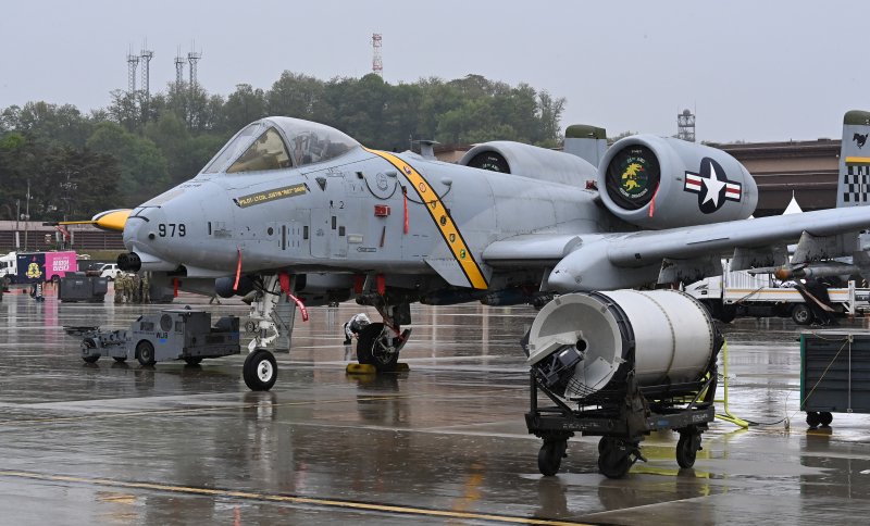 [평택=뉴시스] 김종택 기자 = 2025 오산 에어파워데이 미디어데이 행사가 열린 9일 경기 평택시 주한미군 오산공군기지에 A-10 썬더볼트 공격기가 전시돼 있다. 2025.05.09. jtk@newsis.com