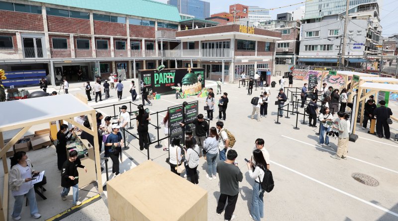 21일 오후 서울 성동구 펍지 성수에서 열린 배틀그라운드 모바일 7주년 팝업스토어를 찾은 게이머 등 시민들이 행사장에 마련된 각종 체험을 하고 있다. 2025.5.21/뉴스1 ⓒ News1 장수영 기자