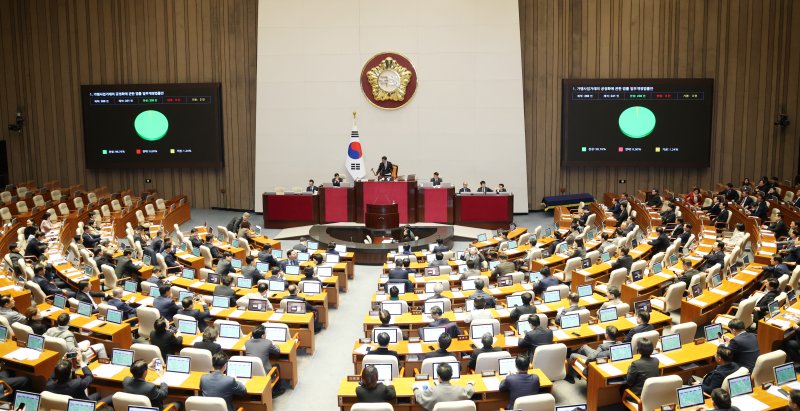 11일 서울 여의도 국회에서 열린 제430회국회(임시회) 1차 본회의에서 가맹사업거래의 공정화에 관한 법률 일부개정법률안이 찬성 238표로 통과되고 있다. 2025.12.11/뉴스1 ⓒ News1 이승배 기자