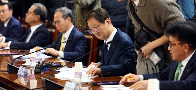 [서울=뉴시스] 박주성 기자 = 이찬진 금융감독원장이 10일 오후 서울 중구 은행회관에서 열린 금융감독원장-금융지주회장 간담회에 참석하고 있다. 2025.12.10. park7691@newsis.com