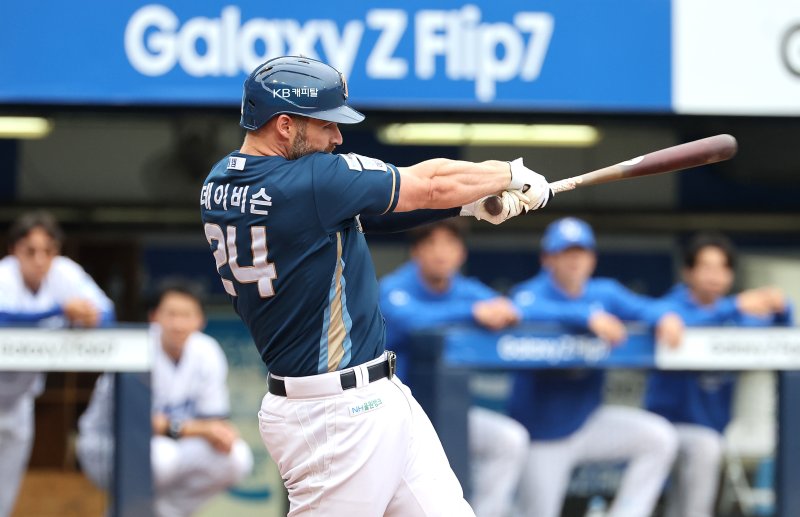 [대구=뉴시스] 이무열 기자 = 6일 대구 수성구 삼성라이온즈파크에서 열린 2025 신한 SOL 뱅크 KBO리그 와일드카드 1차전 NC 다이노스와 삼성 라이온즈의 경기, 5회초 2사 주자 1,3루 상황에서 NC 데이비슨이 1타점 2루타를 치고 있다. 2025.10.06. lmy@newsis.com