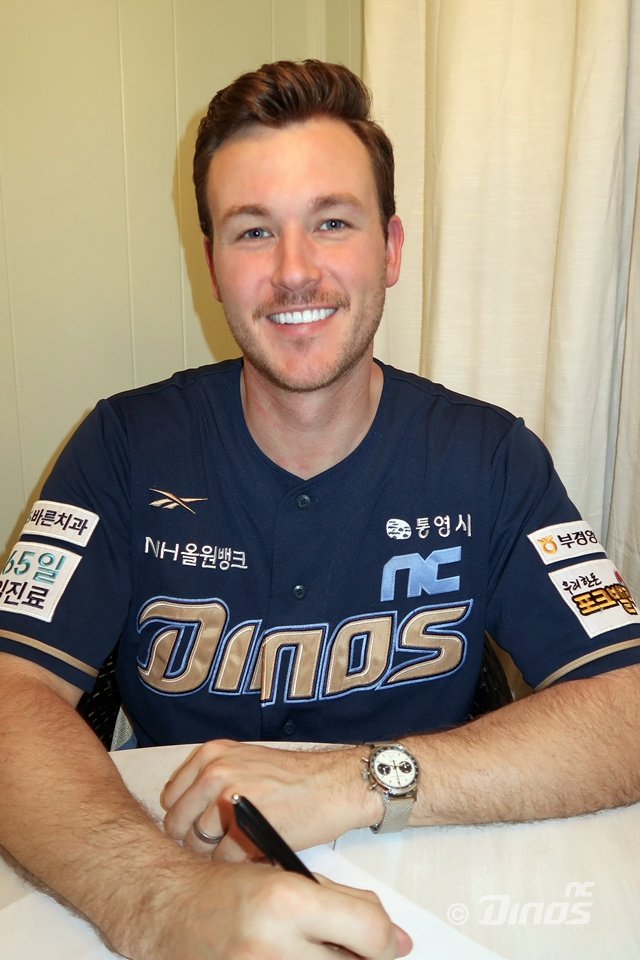 [서울=뉴시스] 프로야구 NC 다이노스 라일리 톰슨이 11일 구단과 총액 125만 달러(약 18억4000만원)에 재계약했다. (사진=NC 다이노스 제공) 2025.12.11. *재판매 및 DB 금지