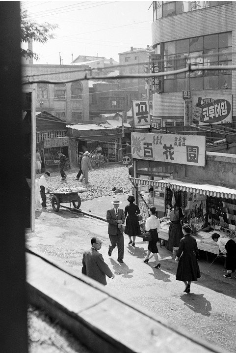 한영수, 서울 명동, Myeongdong, Seoul 1956..©2025. 한영수문화재단. All rights reserved. *재판매 및 DB 금지