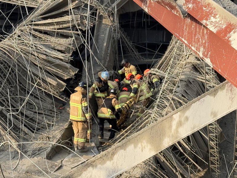 11일 오후 1시 58분쯤 광주 서구 치평동(상무지구)의 광주대표도서관 공사 현장에서 레미콘 타설 중 붕괴 사고가 발생해 4명이 매몰, 소방당국이 구조작업을 하고 있다. 2025.12.11/뉴스1 ⓒ News1 김태성 기자