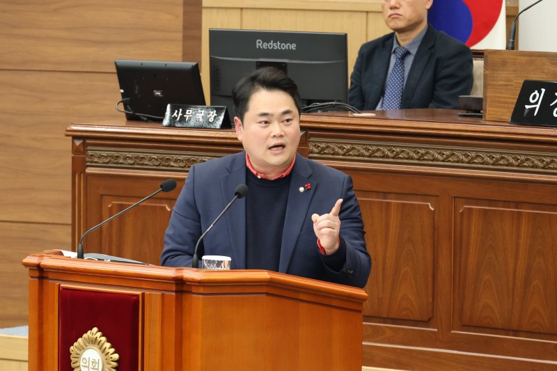 [창원=뉴시스] 강경국 기자 = 최정훈 경남 창원시의원이 10일 열린 제148회 정례회 본회의에서 시정질문을 하고 있다. (사진=창원시의회 제공). 2025.12.11. photo@newsis.com *재판매 및 DB 금지