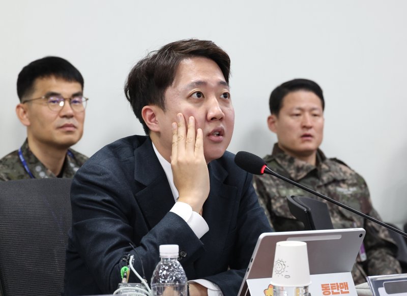 [서울=뉴시스] 김금보 기자 = 이준석 개혁신당 대표가 지난 5일 오전 서울 여의도 국회 의원회관에서 열린 '대한민국 원자력추진잠수함(SSN) 추진의 향후 과제' 세미나에서 발언을 하고 있다. 2025.12.05. kgb@newsis.com