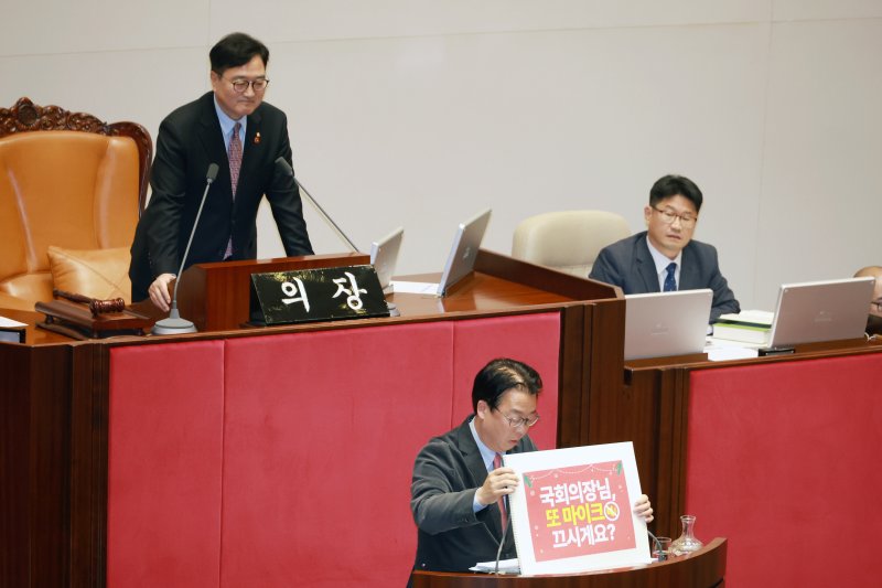 [서울=뉴시스] 고승민 기자 = 우원식 국회의장이 11일 서울 여의도 국회에서 열린 본회의에서 피켓을 앞에 놓고 필리버스터를 진행하고 있는 곽규택 국민의힘 의원을 바라보고 있다. 2025.12.11. kkssmm99@newsis.com