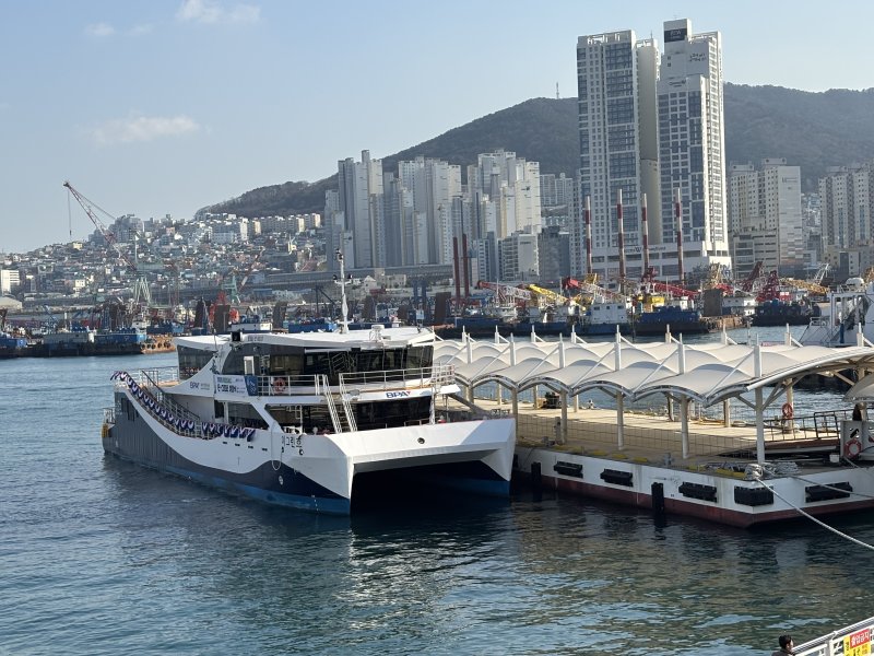 정박해 있는 e-그린호. 100% 전기추진 항만안내선으로 관공선으로서는 국내 최초로 친환경 인증을 받았다. 2025.12.11. ⓒ 뉴스1 홍윤 기자