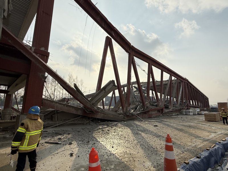11일 오후 1시 58분쯤 광주 서구 치평동(상무지구)의 광주대표도서관 공사 현장에서 레미콘 타설 중 붕괴 사고가 발생했다. 사진은 사고 현장 모습. 2025.12.11/뉴스1 ⓒ News1 김태성 기자