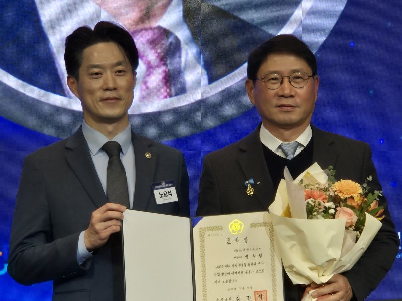 노용석 중소벤처기업부 1차관(왼쪽부터)과 박주철 하이센스바이오 대표가 표창장 수여식에서 기념사진을 찍고 있다.(하이센스바이오 제공)/뉴스1