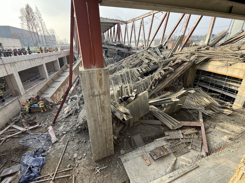 11일 오후 1시 58분쯤 광주 서구 치평동(상무지구)의 광주대표도서관 공사 현장에서 레미콘 타설 중 붕괴 사고가 발생해 작업자가 매몰, 소방당국이 구조작업을 하고 있다. 2025.12.11/뉴스1 ⓒ News1 김태성 기자