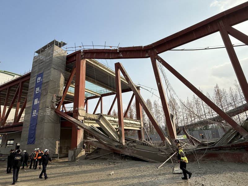 11일 오후 1시 58분쯤 광주 서구 치평동(상무지구)의 광주대표도서관 공사 현장에서 레미콘 타설 중 붕괴 사고가 발생했다. 사진은 사고 현장 모습. 2025.12.11/뉴스1 ⓒ News1 김태성 기자