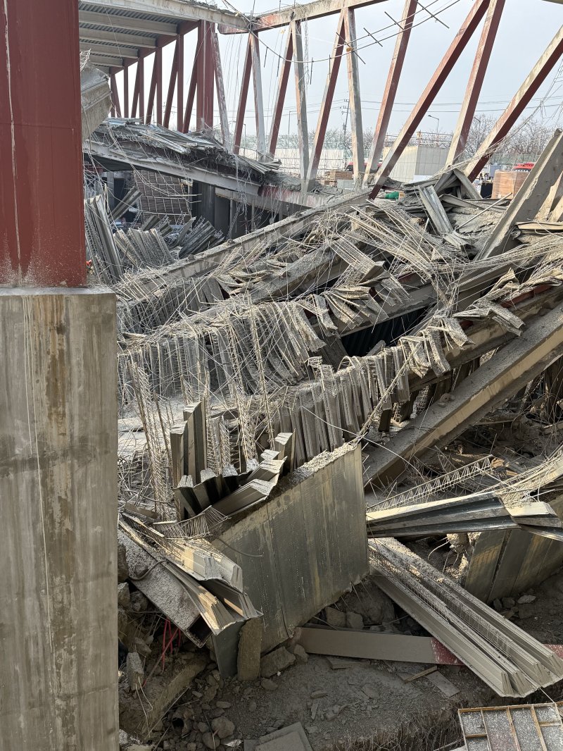 11일 오후 1시 58분쯤 광주 서구 치평동(상무지구)의 광주대표도서관 공사 현장에서 레미콘 타설 중 붕괴 사고가 발생해 4명이 매몰(추정), 소방당국이 구조작업을 하고 있다. 2025.12.11/뉴스1 ⓒ News1 김태성 기자