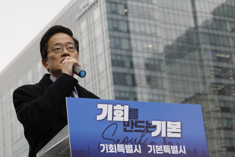 박주민 더불어민주당 의원이 11일 오전 서울 광화문 광장에서 서울시장 출마를 선언하고 있다. 2025.12.11/뉴스1 ⓒ News1 박정호 기자