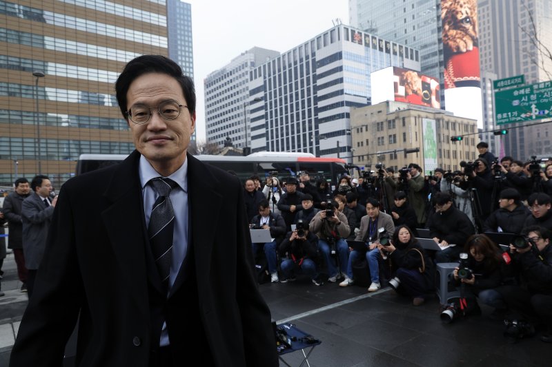 박주민 더불어민주당 의원이 11일 오전 서울 광화문 광장에서 서울시장 출마를 선언을 마친 뒤 단상에서 내려오고 있다. 2025.12.11/뉴스1 ⓒ News1 박정호 기자