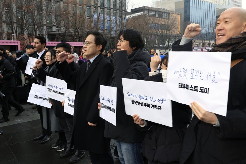 박주민 더불어민주당 의원이 11일 오전 서울 광화문 광장에서 서울시장 출마를 선언을 마친 뒤 찬조 연설을 해준 각 분야 시민들과 기념 촬영을 하고 있다. 2025.12.11/뉴스1 ⓒ News1 박정호 기자