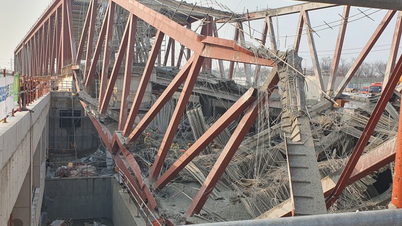 [광주=뉴시스] 이현행 기자 = 11일 오후 광주 서구 치평동 광주대표도서관 건설 현장에서 콘크리트 타설 작업 중 구조물 붕괴 사고가 나 소방 당국이 매몰된 것으로 추정되는 작업자 4명을 구조 중이다. 2025.12.11. lhh@newsis.com