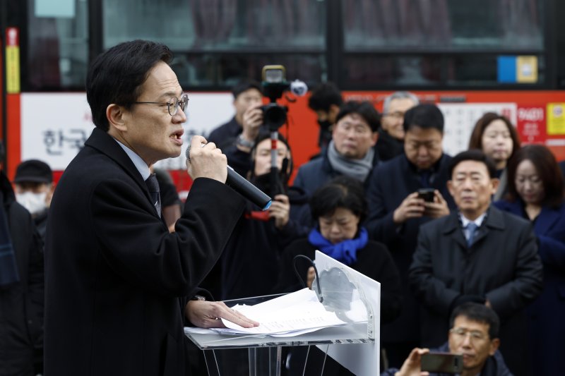 박주민 더불어민주당 의원이 11일 오전 서울 광화문 광장에서 서울시장 출마를 선언하고 있다. 2025.12.11/뉴스1 ⓒ News1 박정호 기자